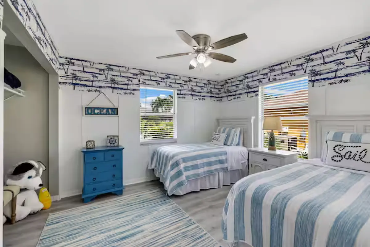 Twin bedroom with patterned accent wall