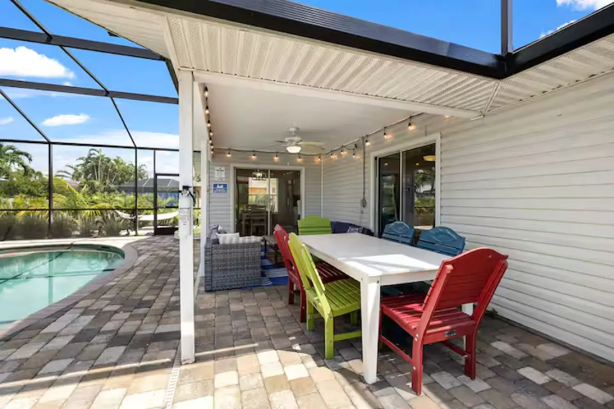 Covered outdoor dining on the lanai